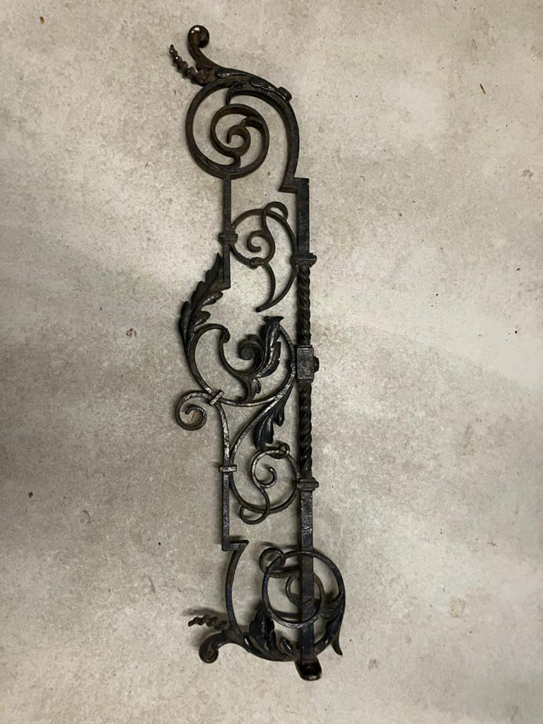 Antiek smeedijzer ornament, Ophalen