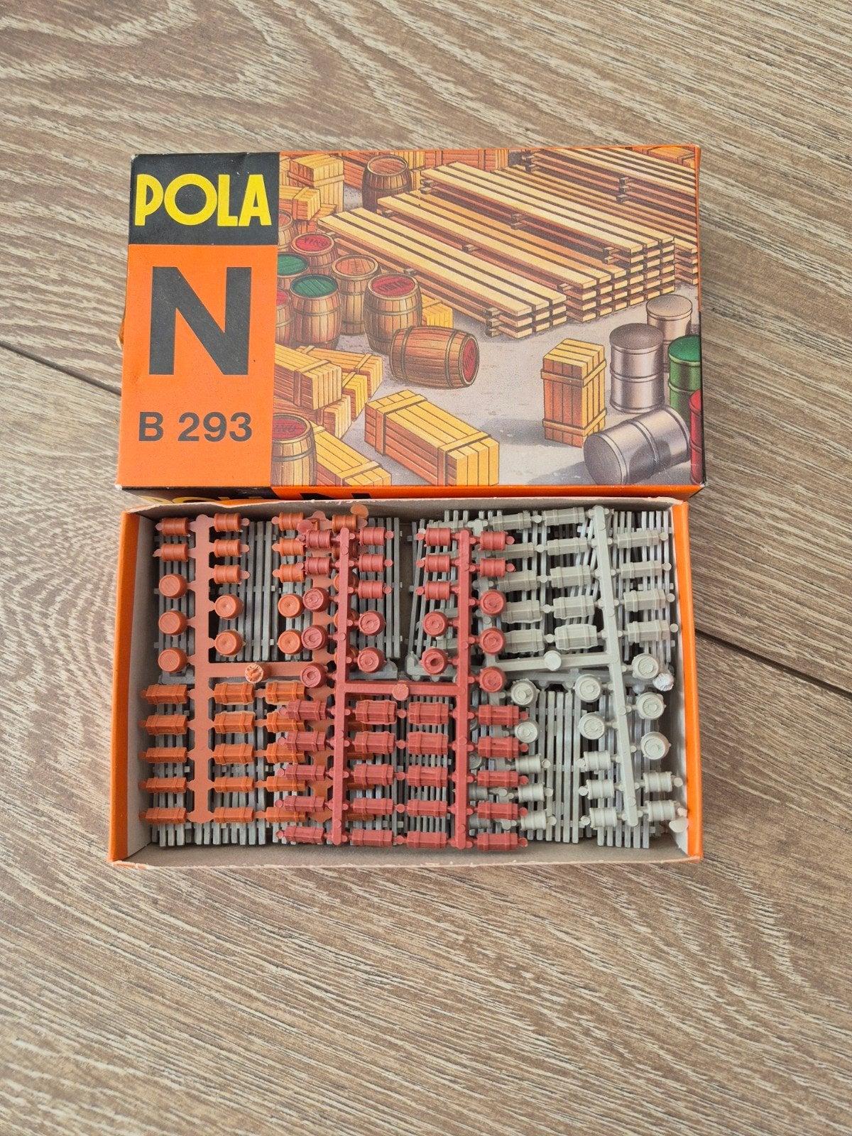 Pola 293 hout & tonnen set N-Spoor, Hobby en Vrije tijd, Modeltreinen | N-Spoor, Ophalen of Verzenden, Nieuw, Brug, Tunnel of Gebouw