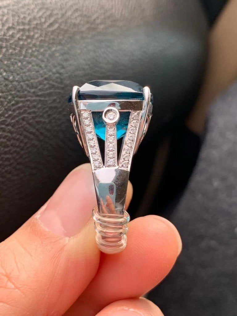 Prachtige ring van 18k goud, 44 diamanten & 10ct grote Topaz, Sieraden, Tassen en Uiterlijk, Ringen, Zo goed als nieuw, Dame of Heer