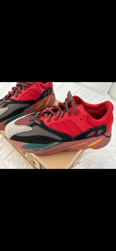 Yeezy Boost 700 Hi Res Red, Kleding | Heren, Schoenen, Ophalen of Verzenden, Zo goed als nieuw, Zwart
