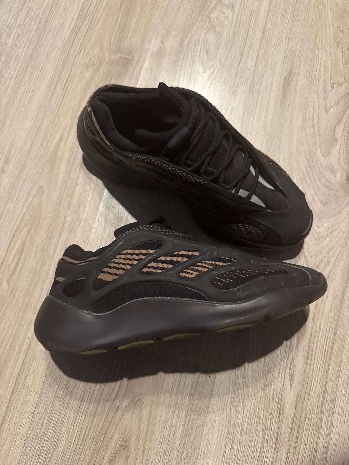 Yeezy 700 V3 Clay Brown Maat 44, Ophalen, Bruin, Sneakers of Gympen, Gedragen