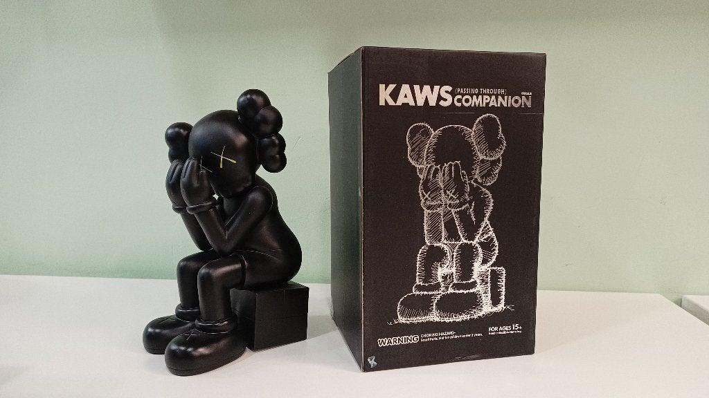 KAWS Passing Through - Zwart (25cm) - High-End Art Toy, Verzamelen, Poppetjes en Figuurtjes, Ophalen of Verzenden, Zo goed als nieuw