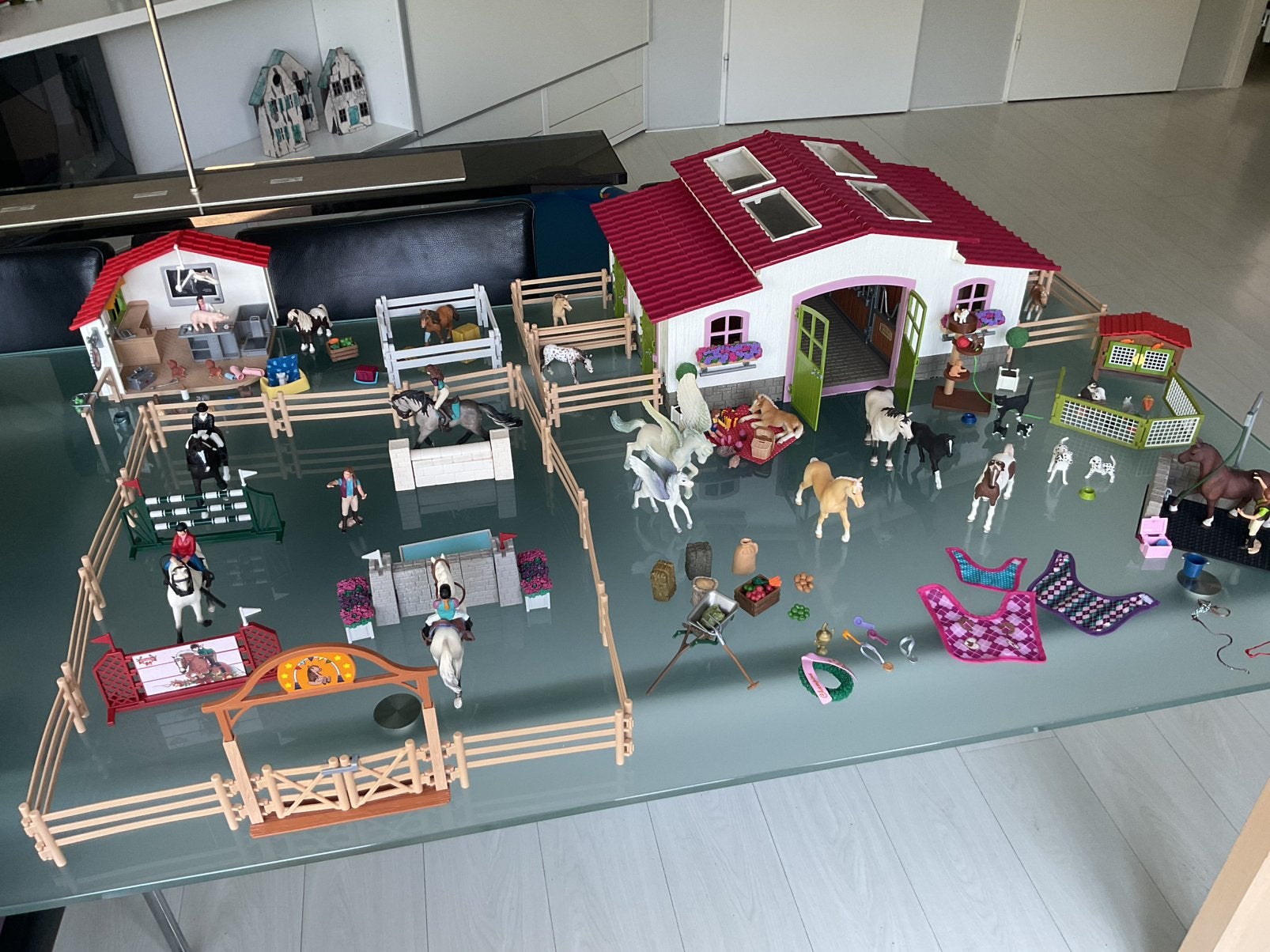 Schleich paarden manege met wedstrijdbak en dierenkliniek, Verzamelen, Speelgoed, Ophalen of Verzenden, Zo goed als nieuw