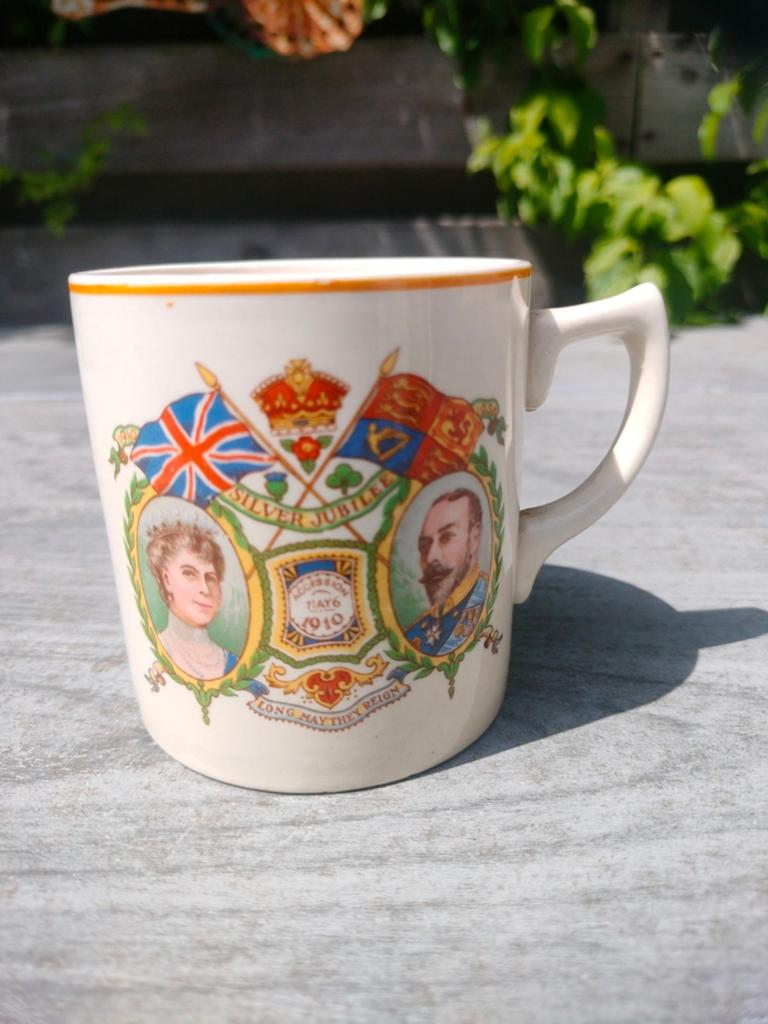 Antieke mok Silver Jubilee 1910 - 1935 George V en Mary, Ophalen of Verzenden, Gebruikt, Servies