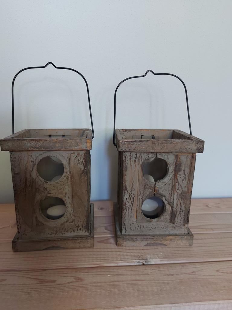Twee windlichten hout met glas, Huis en Inrichting, Woonaccessoires | Kandelaars en Kaarsen, Ophalen, Nieuw, Hout, 25 tot 50 cm