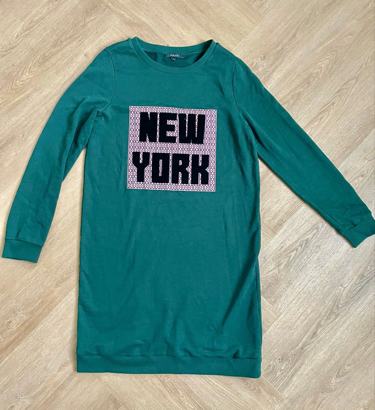 Nikkie Groene sweater jurk met 'New York' opdruk maar 38, Maat 38/40 (M), Verzenden, Zo goed als nieuw, Boven de knie