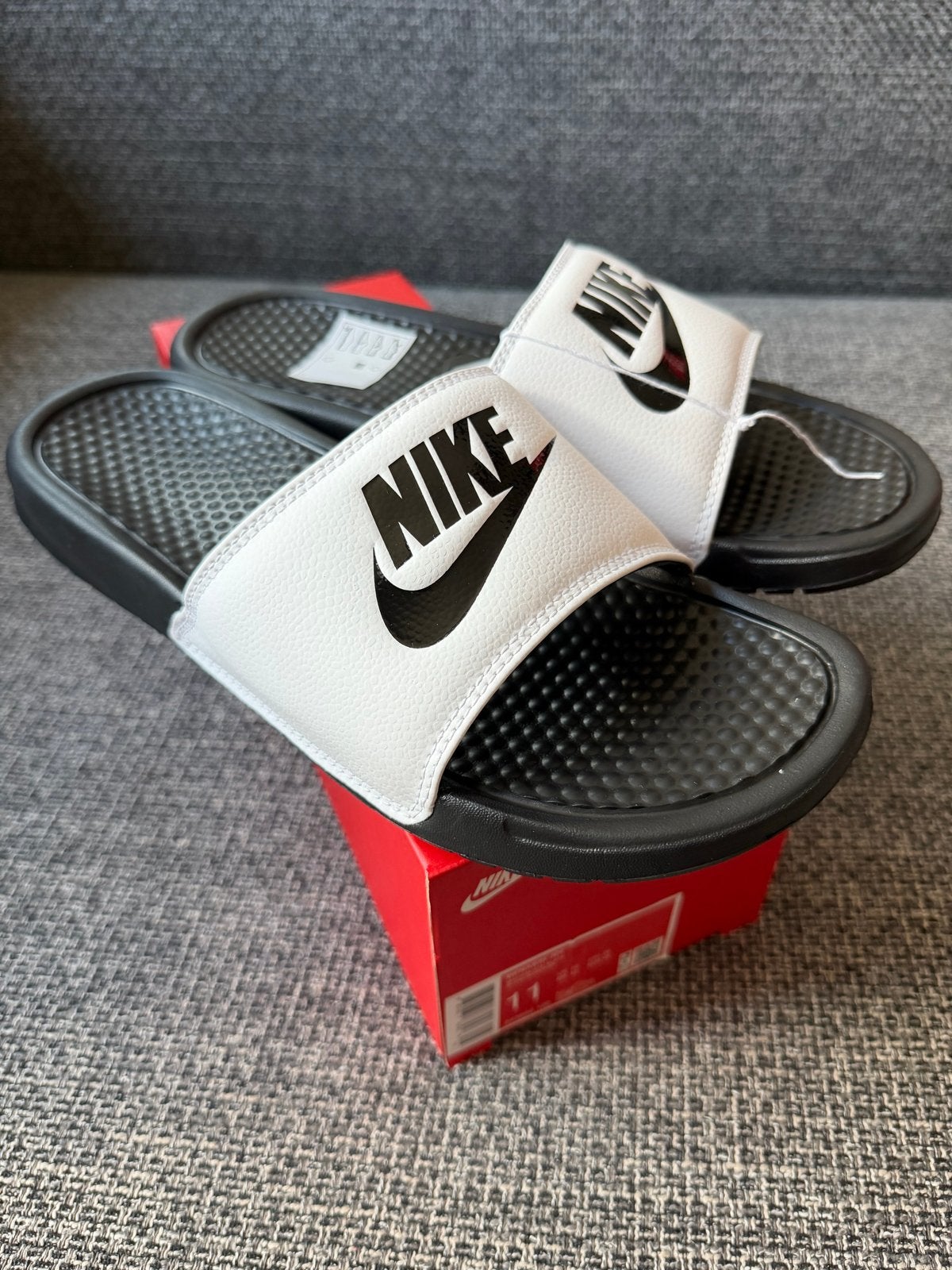 Nike Benassi JDI Slippers Maat 45 - Nieuw in Doos, Kleding | Heren, Schoenen, Slippers, Wit, Nieuw, Ophalen of Verzenden