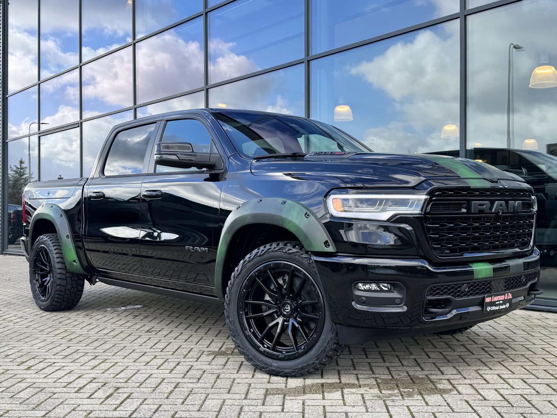 Dodge Ram 1500 Limited HULK Edition 3 jaar garantie | Pano |, Automaat, 3500 kg, Zwart, Zwart
