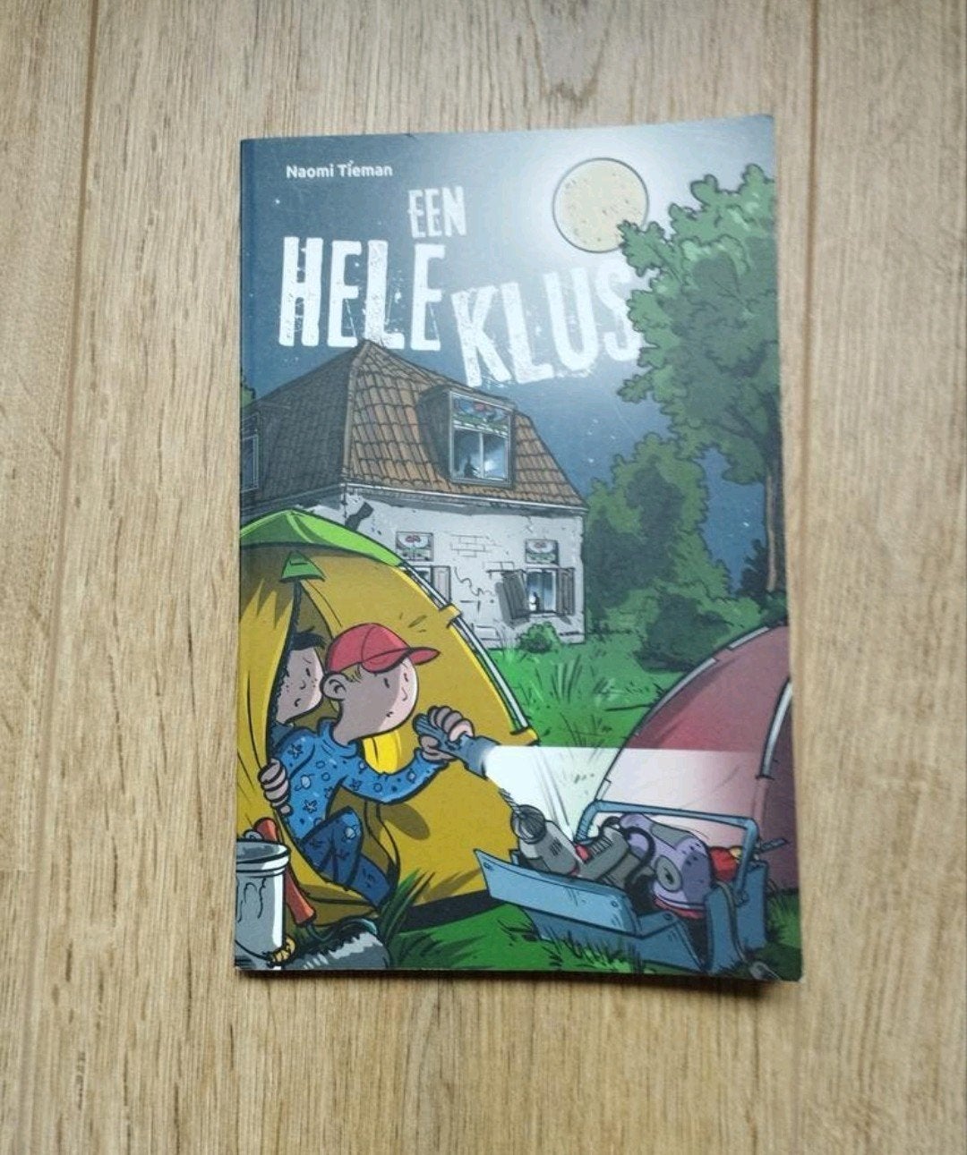 Een Hele Klus - Naomi Tieman (Kinderboek), Boeken, Ophalen of Verzenden, Zo goed als nieuw, Naomi Tieman, Fictie
