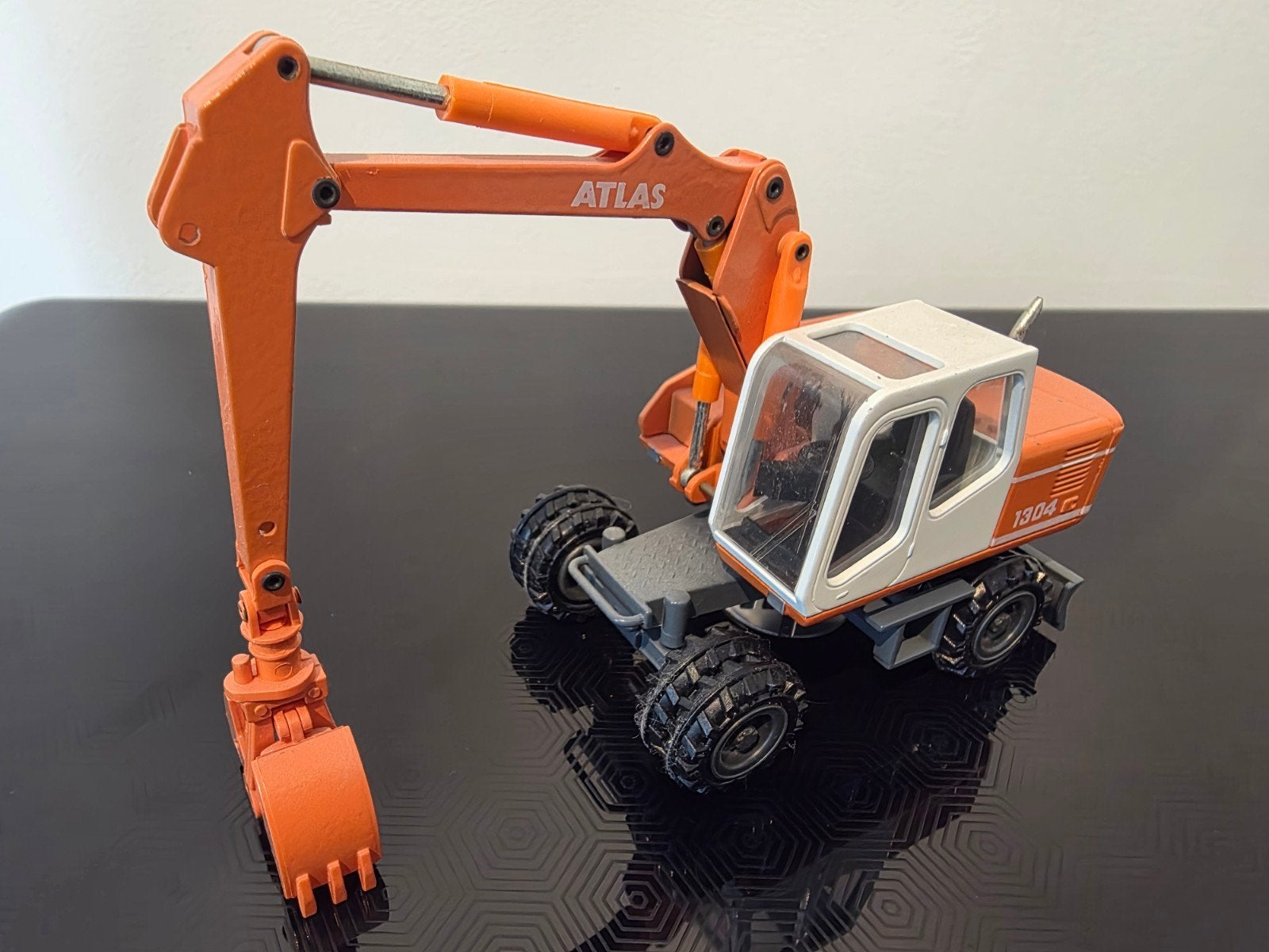 Atlas 1304 Graafmachine 1:50 Conrad, Ophalen of Verzenden, Zo goed als nieuw, Hijskraan, Tractor of Landbouw, Conrad