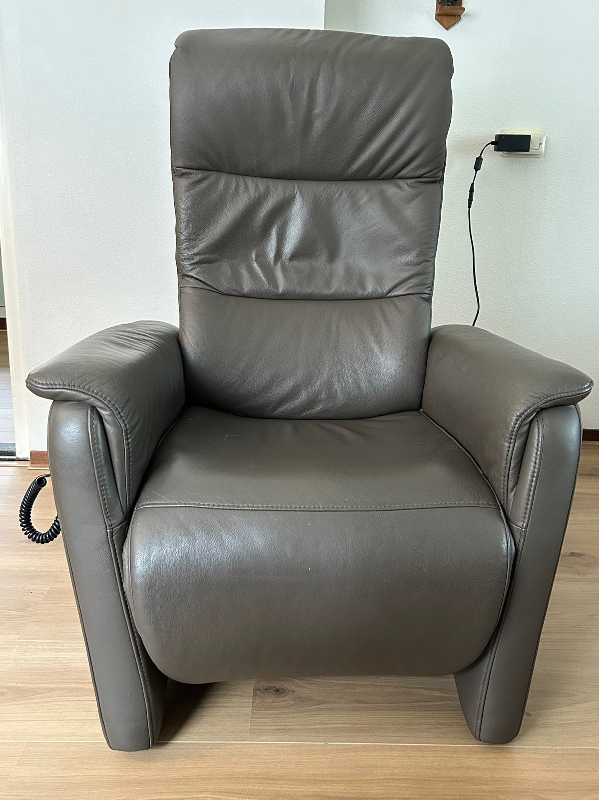 Hukla electrische sta op relaxfauteuil, Ophalen, Minder dan 75 cm, Leer, Zo goed als nieuw