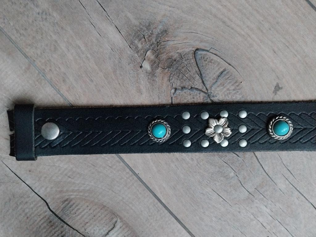 Mooie leren riem zwart met zilverkleurige studs 80 cm NIEUW, Kleding | Dames, Riemen en Ceinturen, 80 tot 90 cm, 3 tot 5 cm, Nieuw