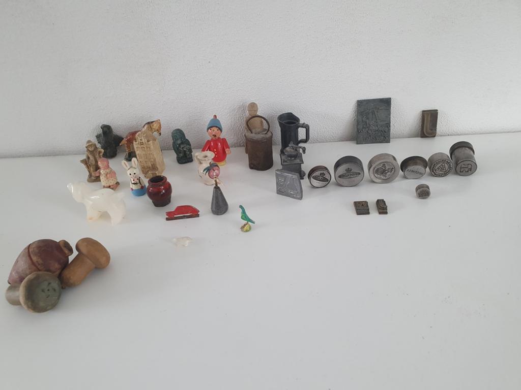 Verzameling van diverse miniaturen en stempels.(+_ 34 stuks), Verzamelen, Ophalen, Gebruikt