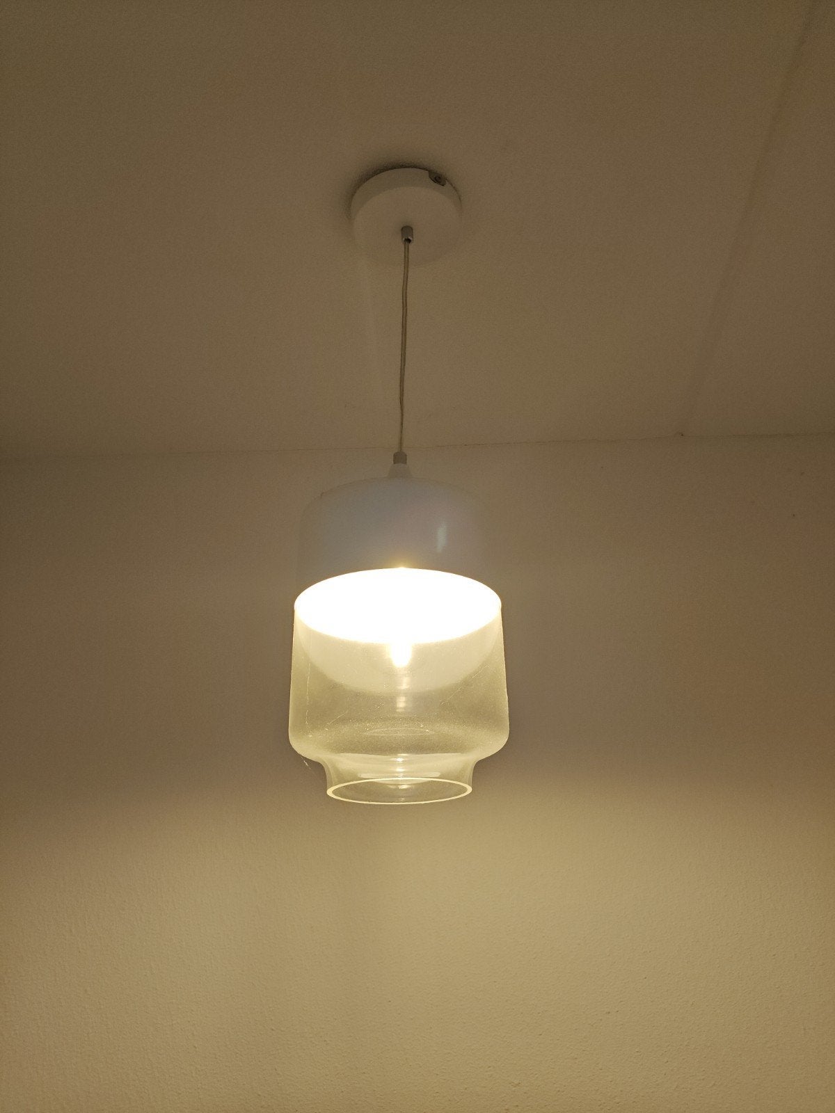 Moderne Hanglamp met Melkglas en Witte Kap, Huis en Inrichting, Lampen | Hanglampen, Ophalen, E27 (groot), Zo goed als nieuw, Glas