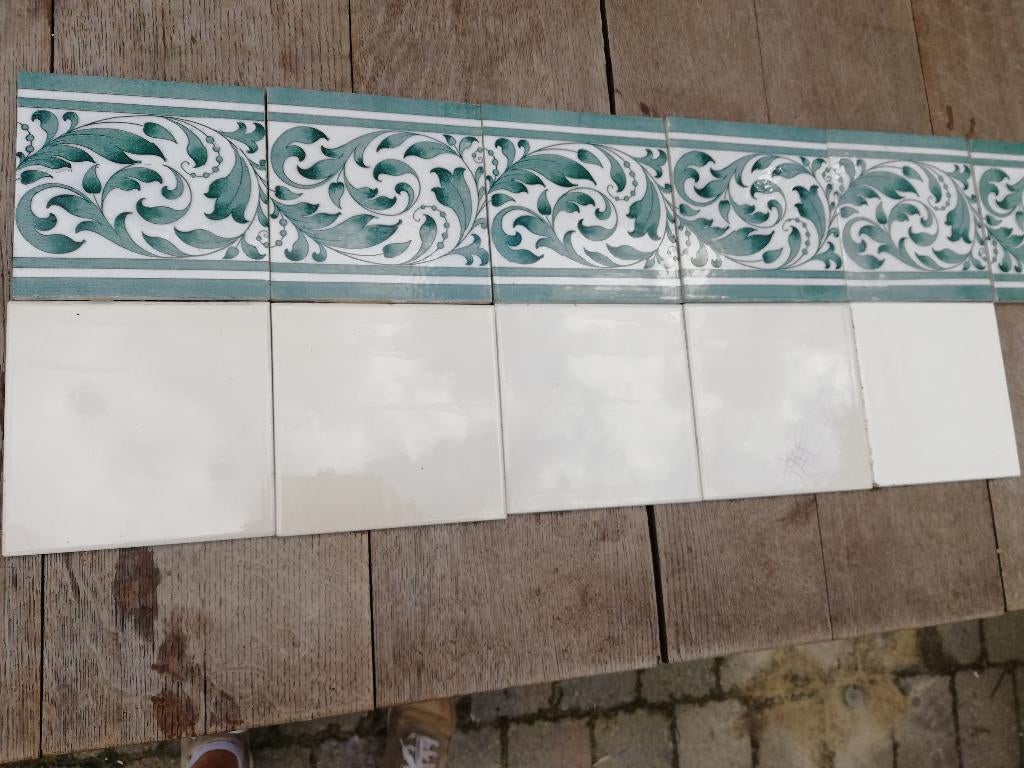 88 antieke wandtegels, rand donkergroen decor, 13,20 meter, Antiek en Kunst, Ophalen