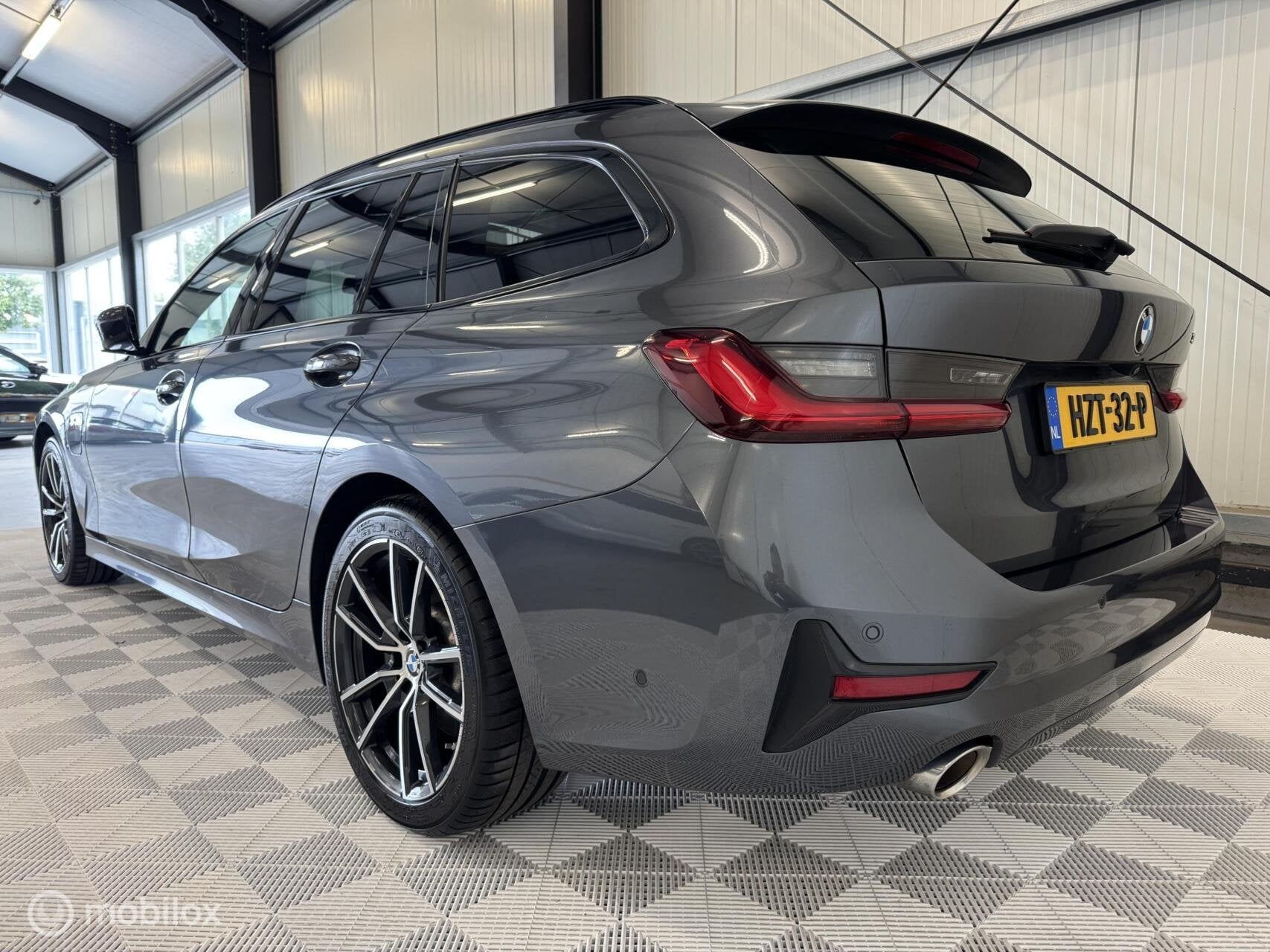 BMW 3-serie Touring 330e Sportline | Leer | HUD | Pano | ACC, Auto's, Gebruikt, 4 cilinders, Hybride Elektrisch/Benzine, 3-Serie
