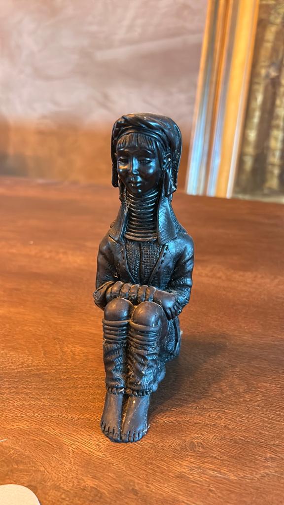 Vintage Afrikaans beeldje van een vrouw, Minder dan 20 cm, Ophalen of Verzenden, Gepatineerd, Zwart
