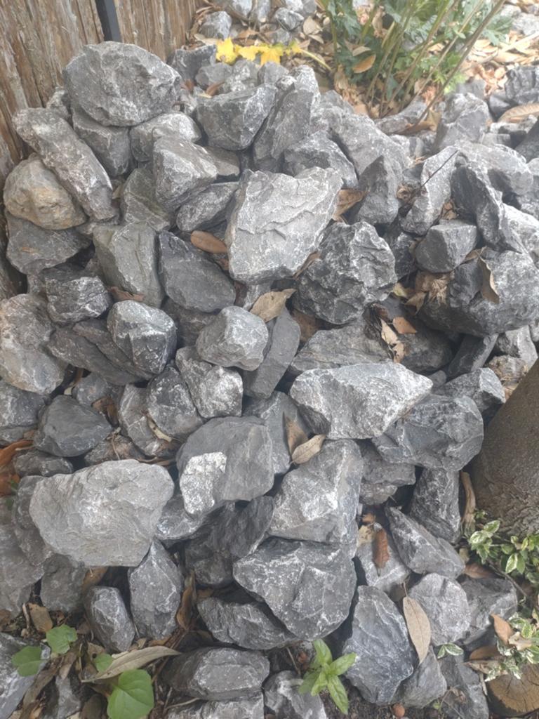 Grijze keien en kiezels voor in de tuin, Ophalen