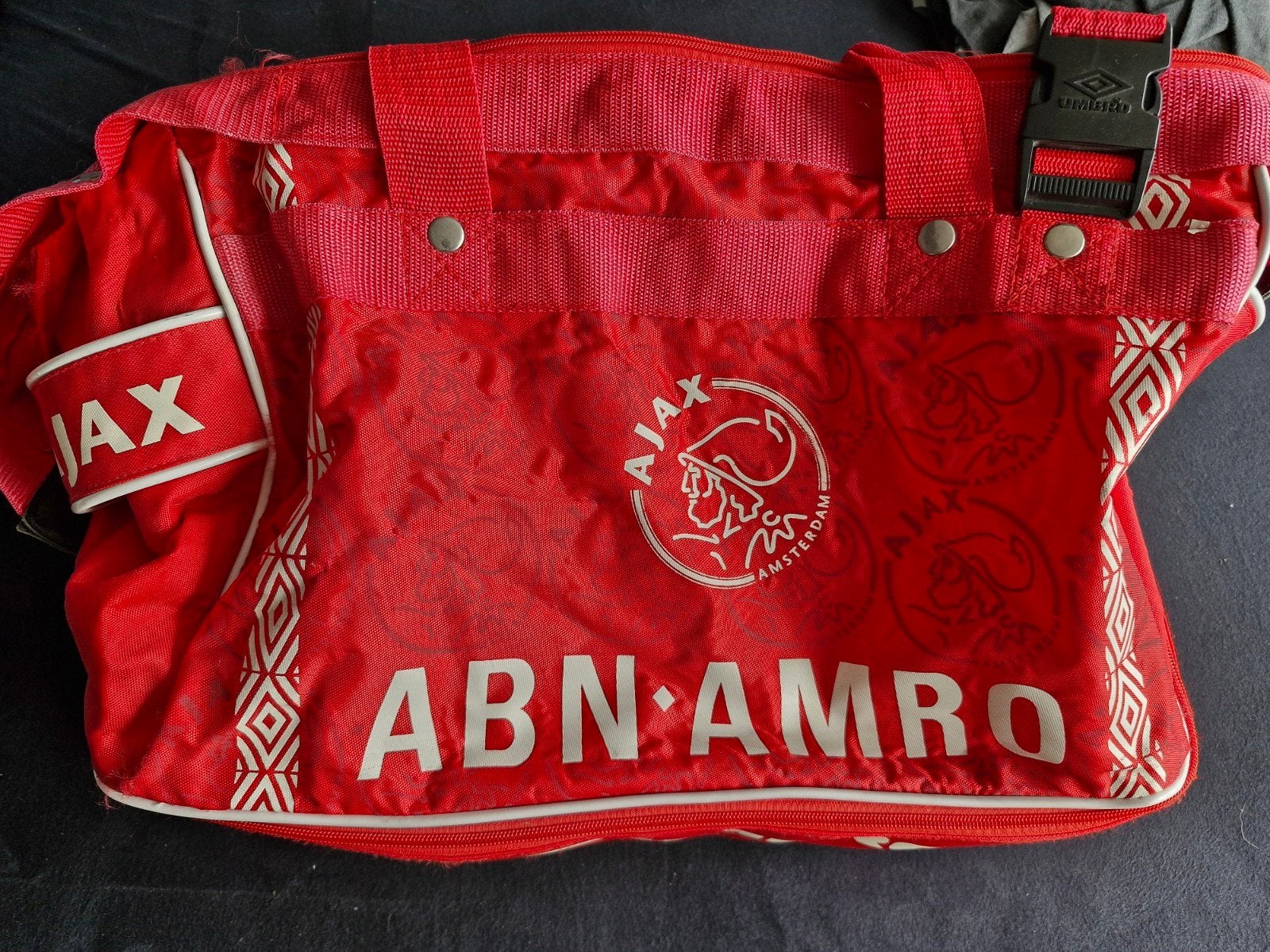 Ajax voetbaltas - Rood met ABN AMRO logo, Verzamelen, Sportartikelen en Voetbal, Ophalen, Ajax