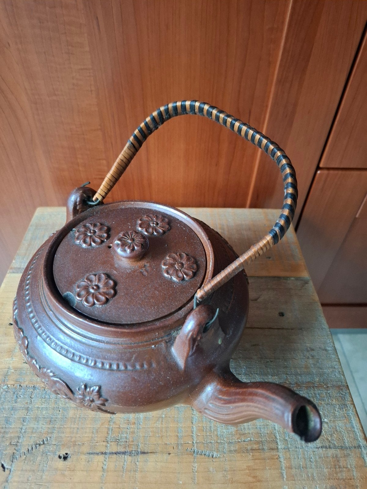 Theepot met beschadigingen. Leuke decoratie. Gratis ophalen, Antiek en Kunst, Ophalen