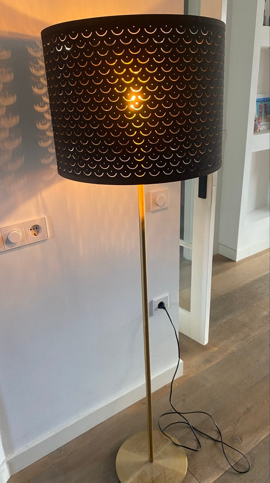 Stijlvolle staande lamp met geperforeerde kap, Ophalen, E27 (groot), Zo goed als nieuw, Metaal
