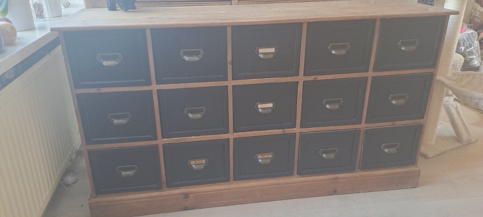 Foto 2 van Vintage ladekast met 15 laden - Hout en metaal