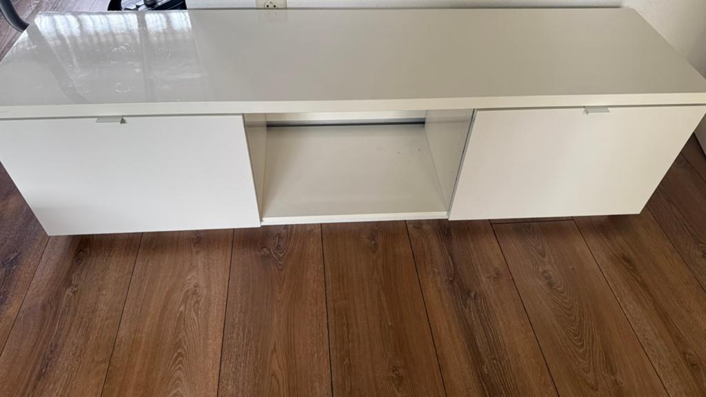Lage witte tv kast met 2 lades en opbergruimte, Huis en Inrichting, Kasten | Televisiemeubels, Ophalen, 150 tot 200 cm, Zo goed als nieuw