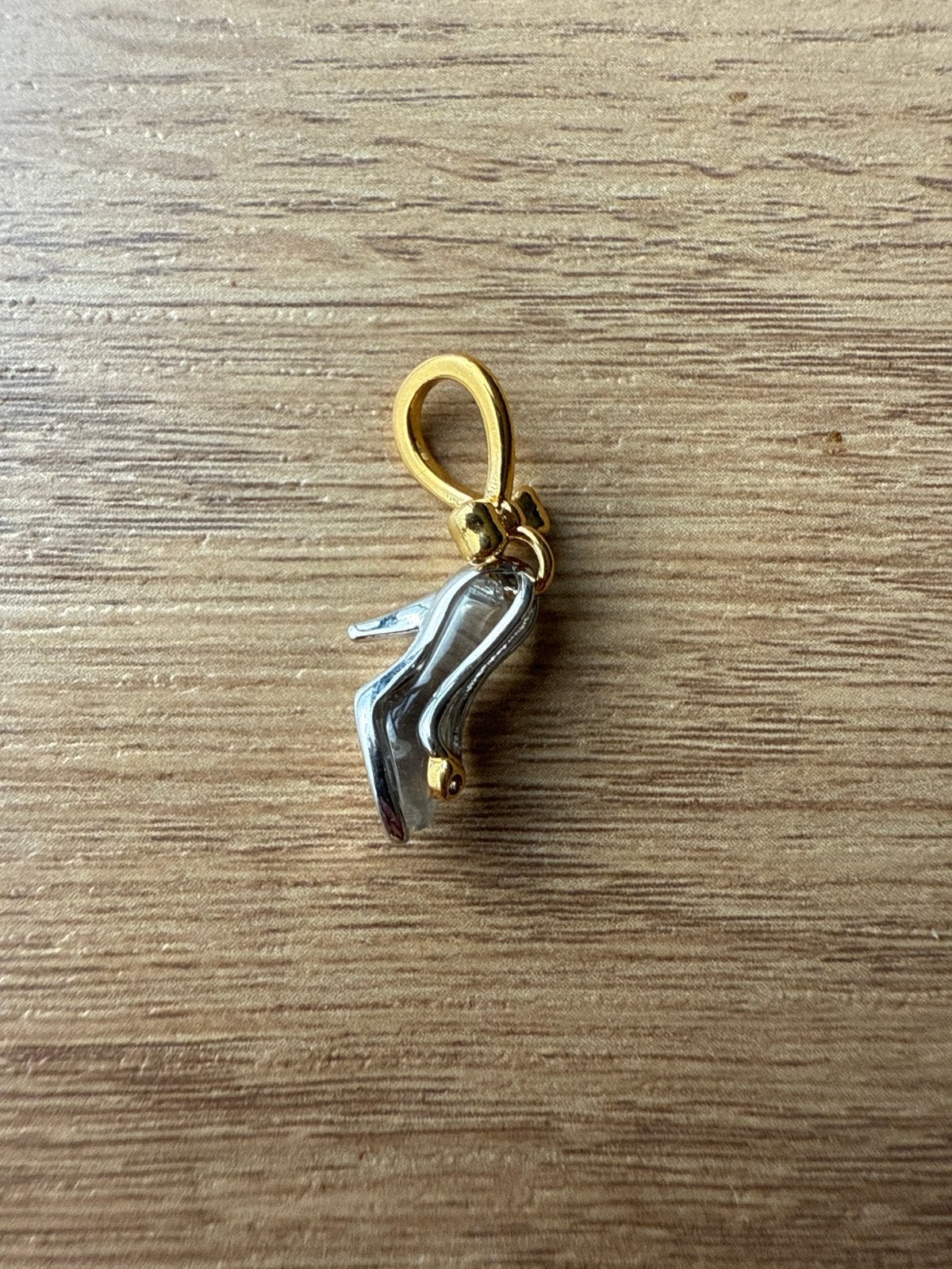 Pandora bedel hakje zilver met goudkleurige details, Sieraden, Tassen en Uiterlijk, Gebruikt, Pandora, Ophalen of Verzenden, 1 bedel