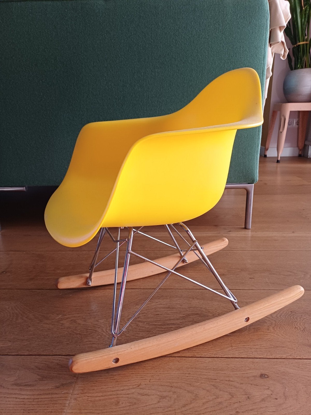 Junior schommelstoel naar ontwerp van Eames, Huis en Inrichting, Stoelen, Ophalen, Gebruikt, Overige kleuren, Eén
