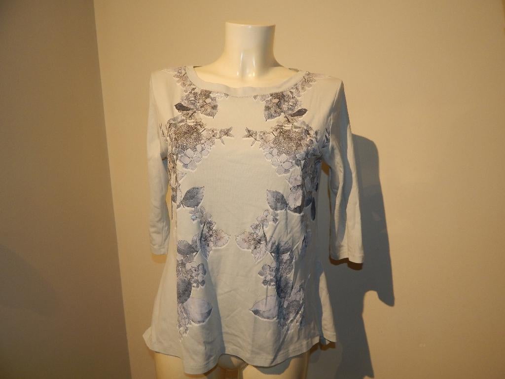 Marccain licht blauw shirt bloemen parelemoer opdruk N4, Kleding | Dames, Maat 38/40 (M), Zo goed als nieuw, Lange mouw, Marccain