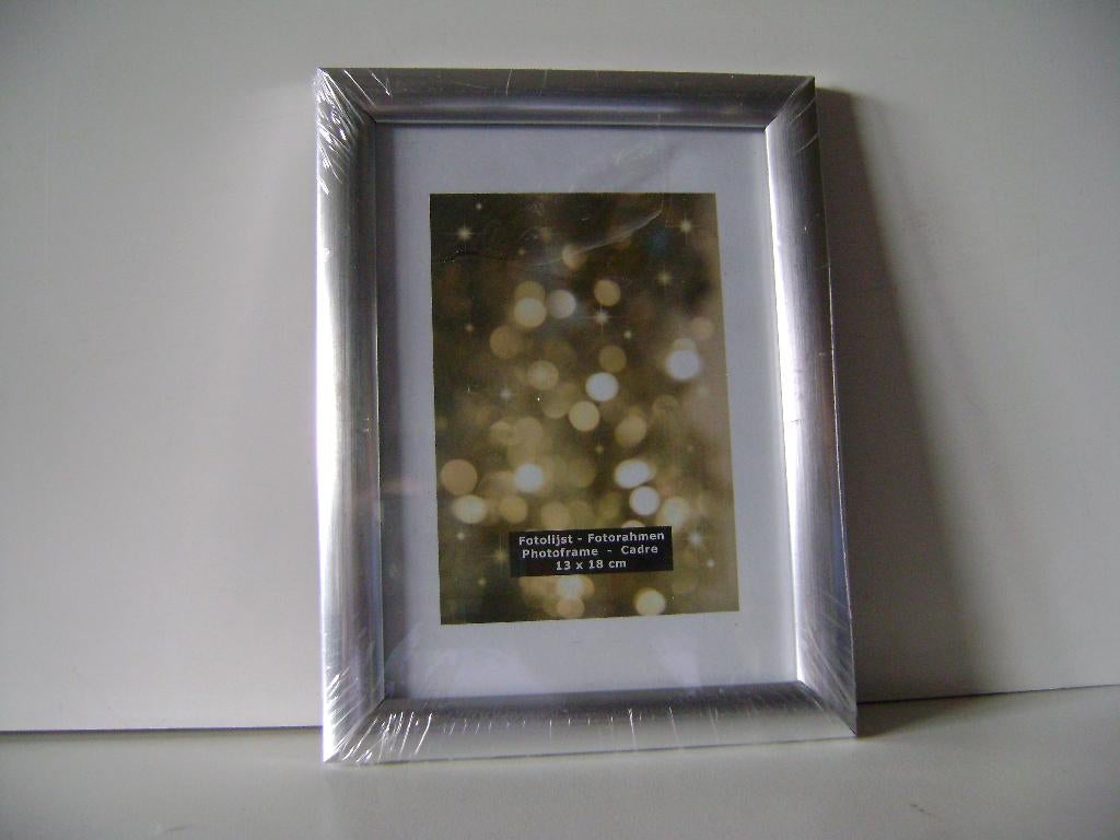 Nieuw fotolijstje met zilverkleurige rand 13x18cm Gesealed, Ophalen of Verzenden, Nieuw
