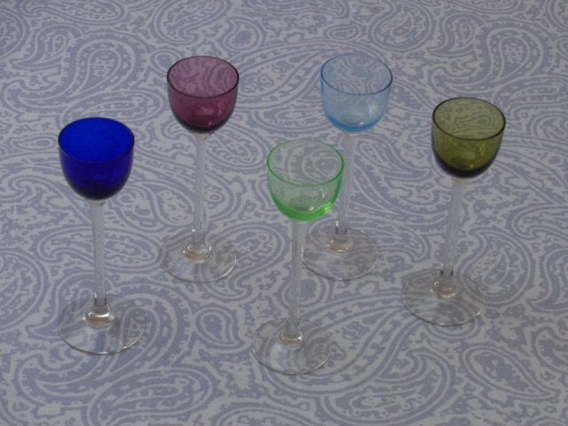 Vijf Mooie Gekleurde Glaasjes op Voet o.a. Uranium Glas, Ophalen of Verzenden