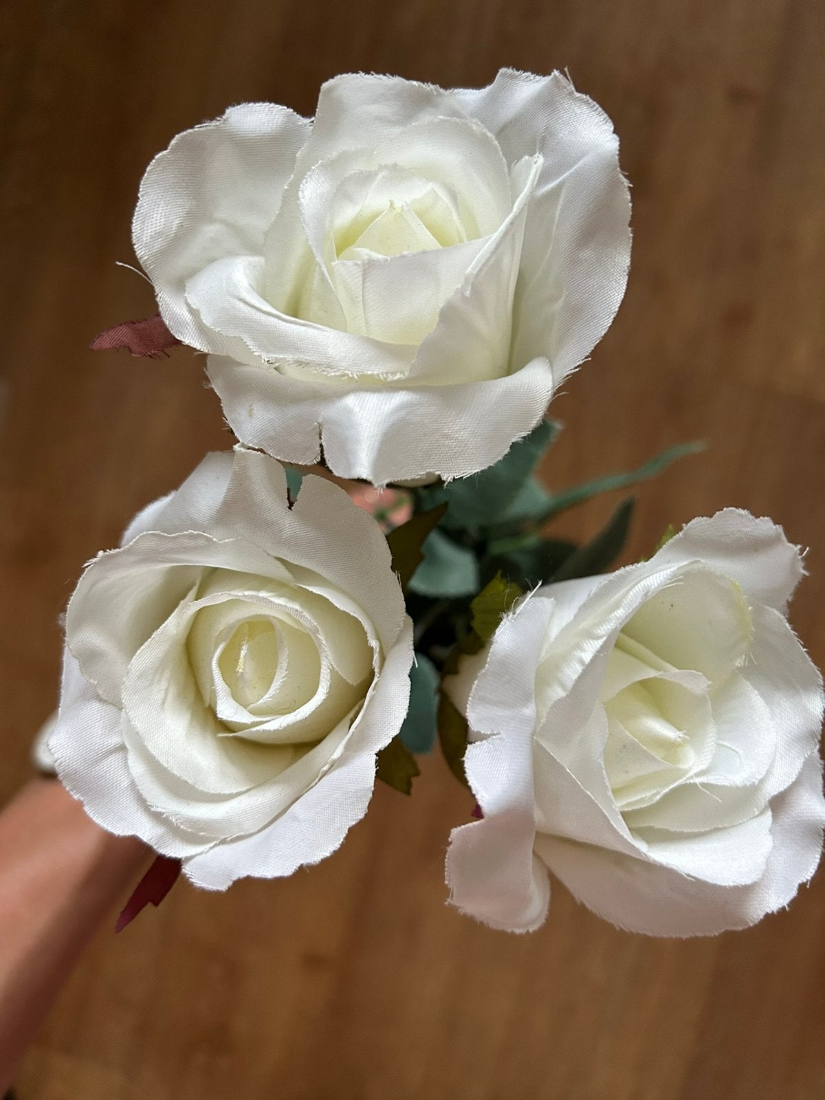 Gratis 3 kunstrozen en witte bloem, Huis en Inrichting, Woonaccessoires | Kunstplanten en Kunstbloemen, Ophalen, Zo goed als nieuw