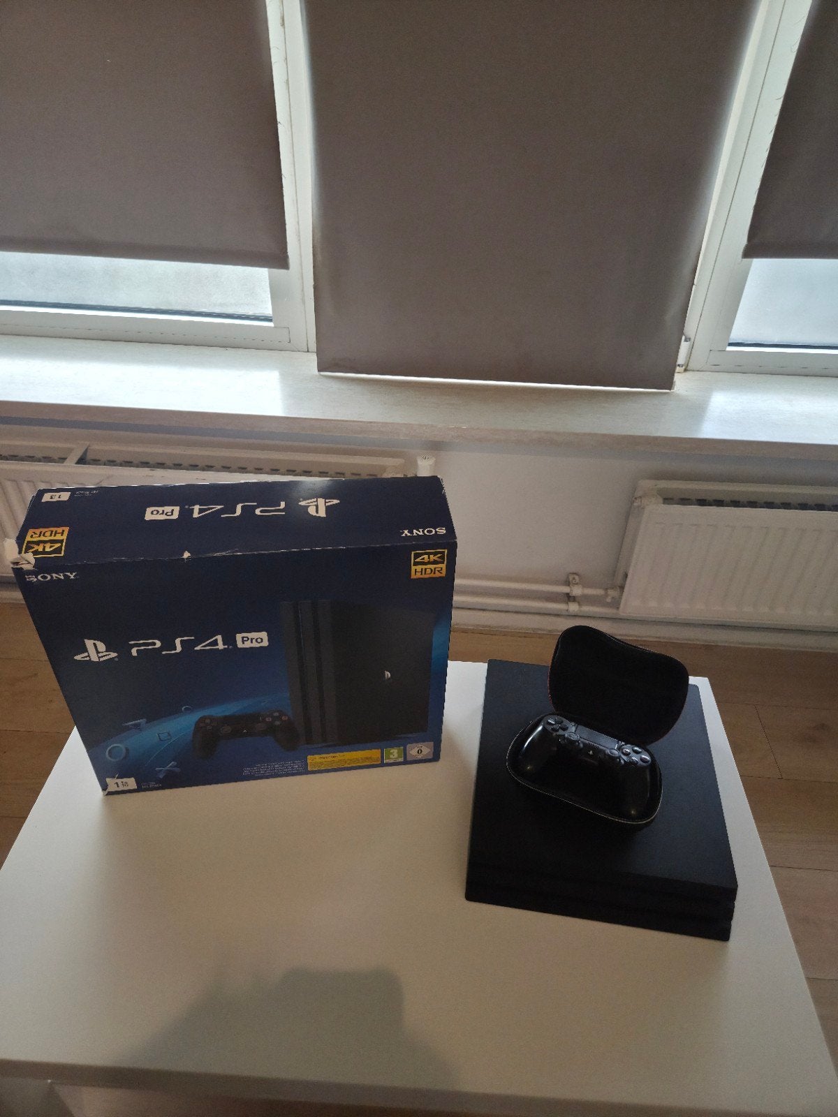 Playstation 4 pro + doos, Spelcomputers en Games, Spelcomputers | Sony PlayStation 4, Ophalen, Zo goed als nieuw, Met 1 controller