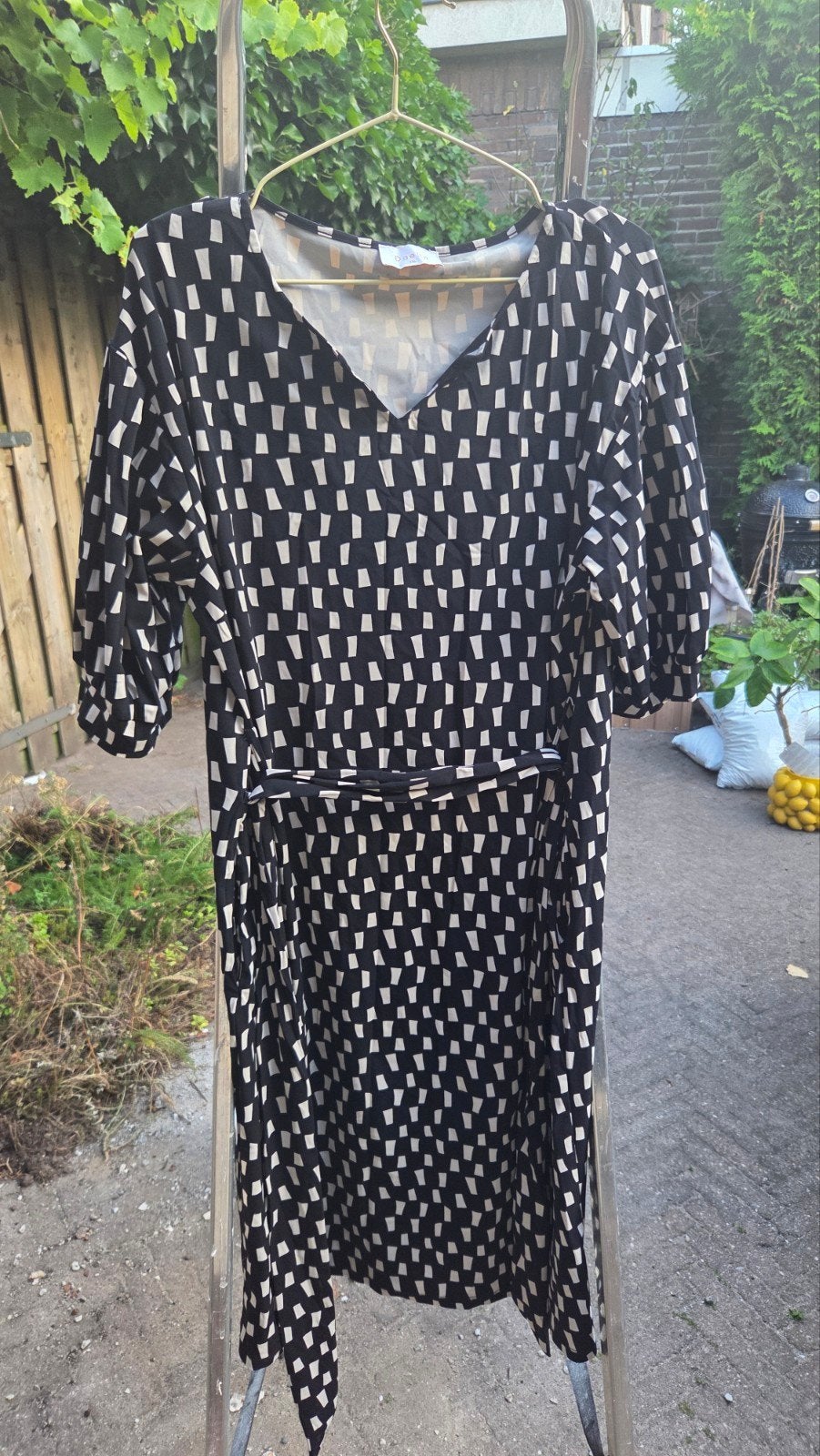 Daelin Zwart-witte jurk met patroon en strikceintuur, Zwart, Maat 46/48 (XL) of groter, Ophalen of Verzenden, Zo goed als nieuw