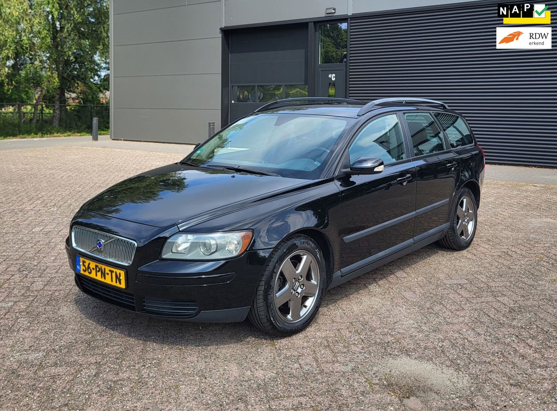 Volvo V50 2.4 Automaat, Clima, Navi, Trekhaak!, Auto's, Gebruikt, Zwart, 700 kg, Leder en Stof