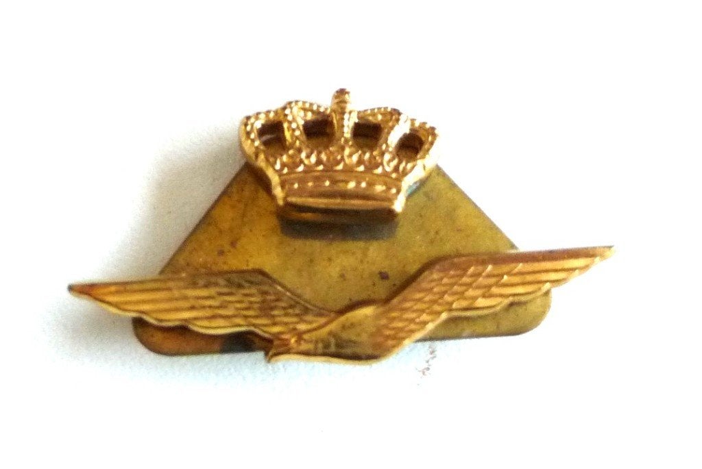 EMBLEEM KLEDING LUCHTMACHT MET KOPERACHTERSTUK ALS NIEUW, Verzenden, Luchtmacht, Nederland, Embleem of Badge