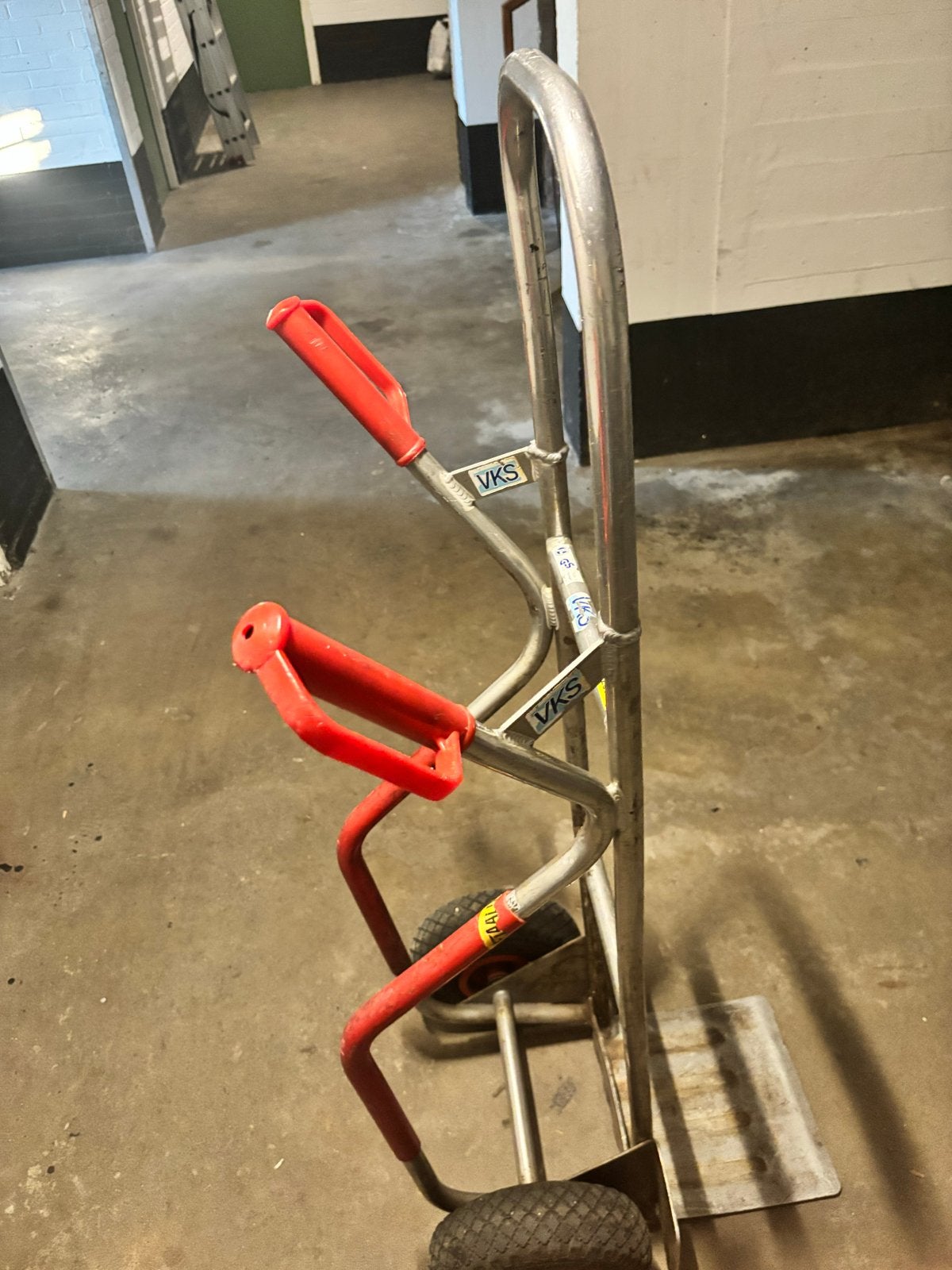 Stevige steekwagen met rode handvatten, Doe-het-zelf en Verbouw, Transportwagens, Ophalen, Gebruikt, Steekwagen