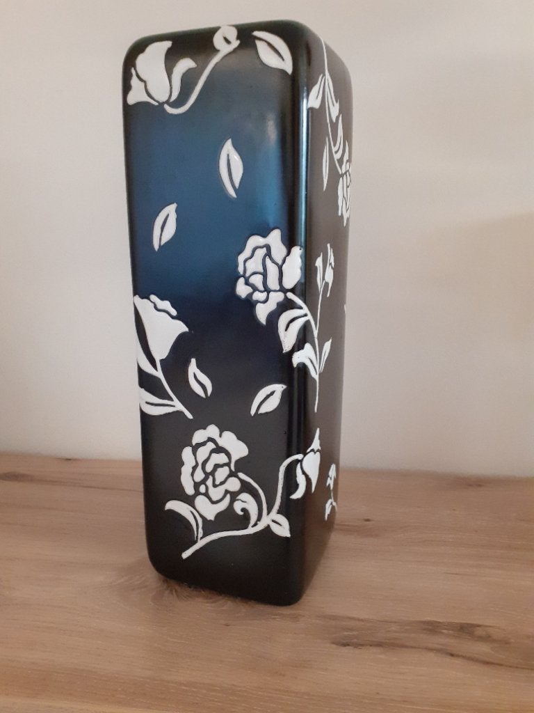Hooge zwarte vaas met wit bloemenpatroon, 45 cm, Nieuw, Ophalen of Verzenden, Steen/keramiek