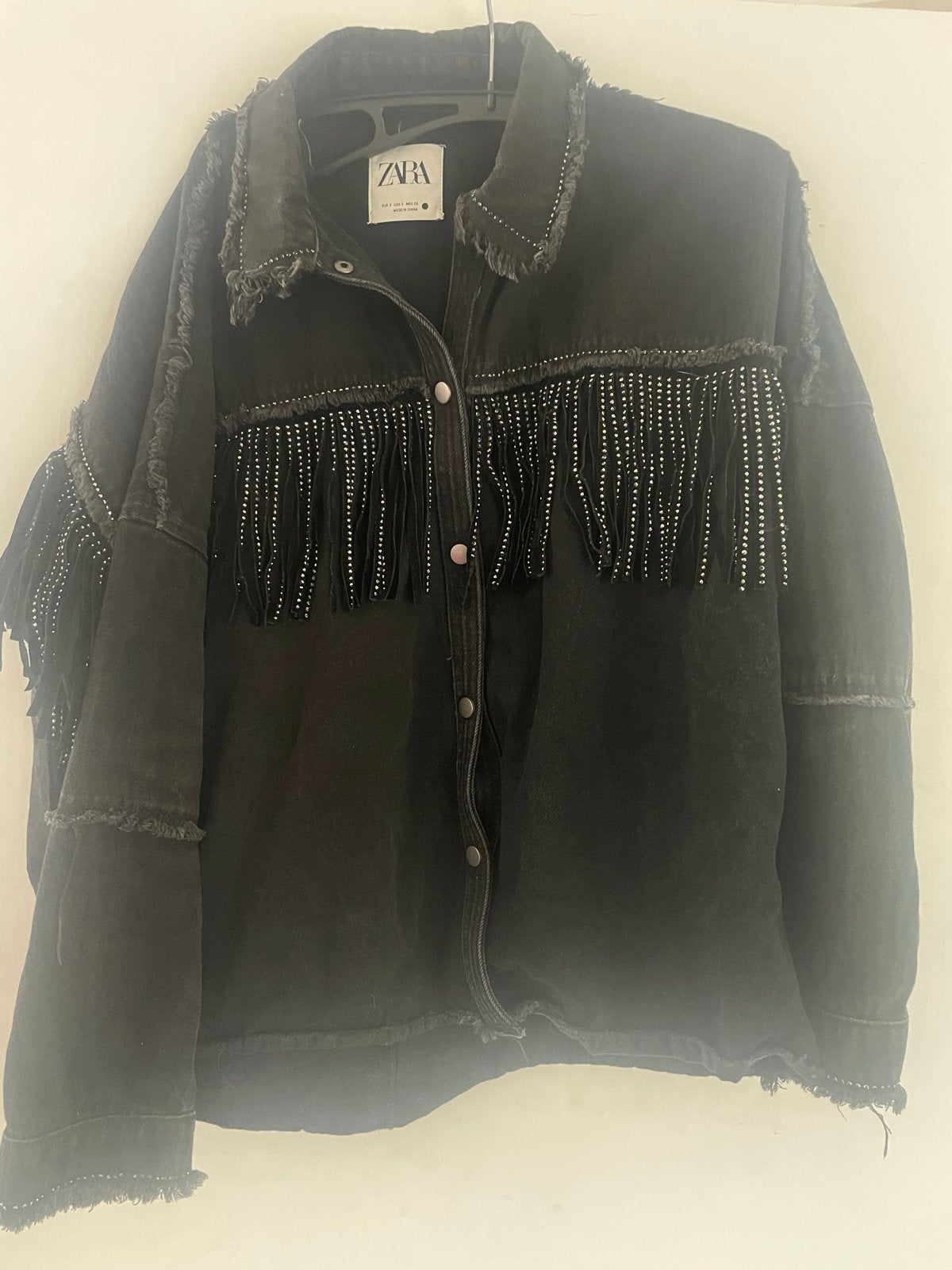 Zara spijkerjack met franjes en studs - Maat S, Kleding | Dames, Jassen | Zomer, Ophalen of Verzenden, Zo goed als nieuw, Maat 36 (S)