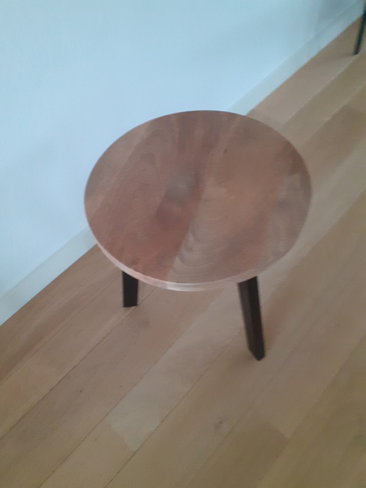 Rond bijzettafeltje  mangohout  drie  pootjes  zwart, Ophalen, Zo goed als nieuw, Hout