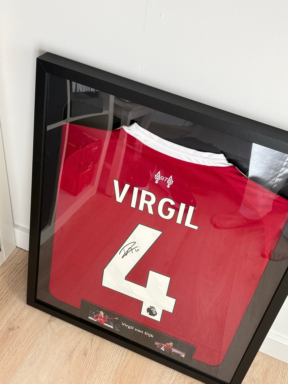 Gesigneerd Virgil van Dijk Liverpool shirt in lijst, Verzamelen, Verzenden, Zo goed als nieuw, Buitenlandse clubs, Shirt