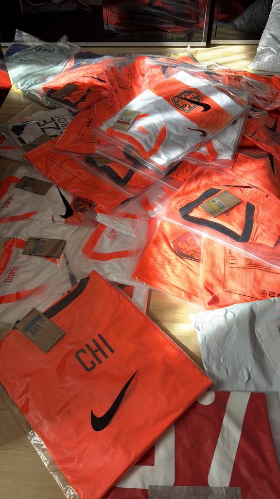 Nederlands elftal shirts op voorraad uit en thuis!, Verzamelen, Ophalen of Verzenden, Nieuw, Overige binnenlandse clubs, Overige typen