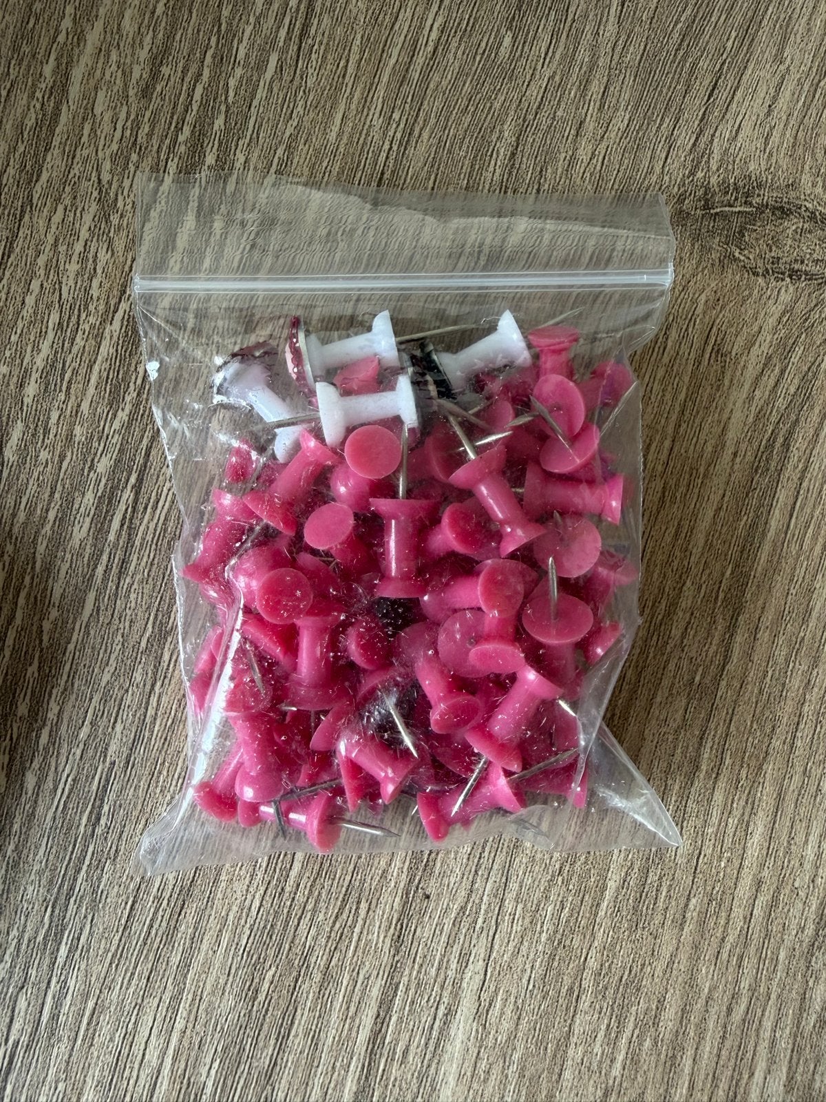 Roze en witte punaises, Ophalen of Verzenden, Zo goed als nieuw