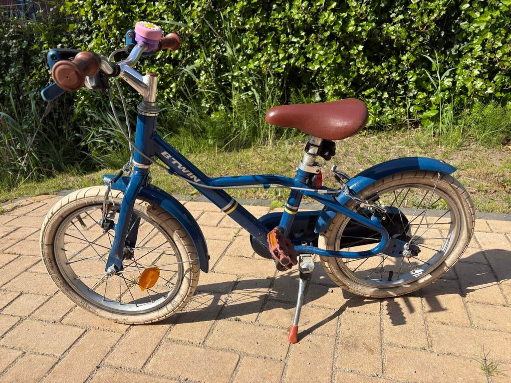 B'Twin kinderfiets 16 inch - Blauw, Fietsen en Brommers, Ophalen, Terugtraprem, Zijwieltjes, 16 tot 20 inch