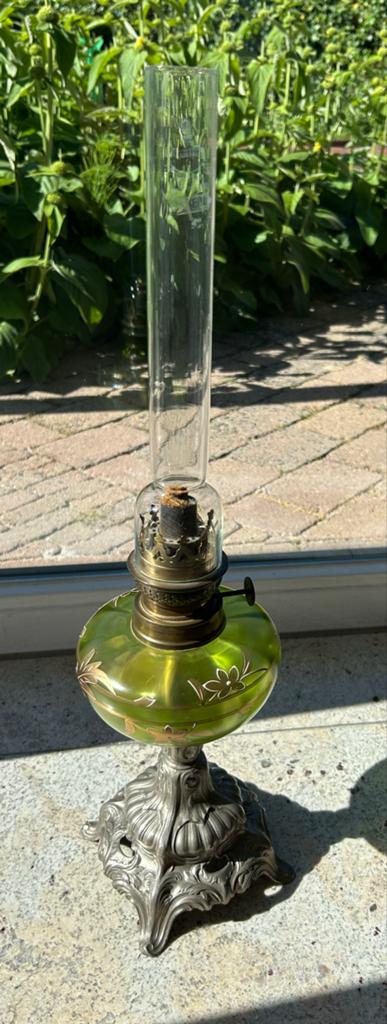 Antieke olielamp met groen glazen reservoir en metalen voet, Antiek en Kunst, Ophalen