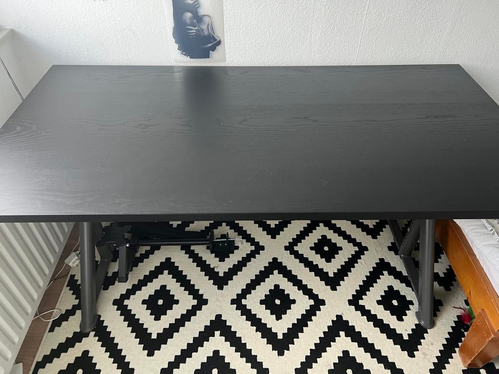 Ikea IDASEN bureau zwart/donkergrijs - Zo goed als nieuw, Huis en Inrichting, Bureaus, Ophalen, In hoogte verstelbaar, Zo goed als nieuw
