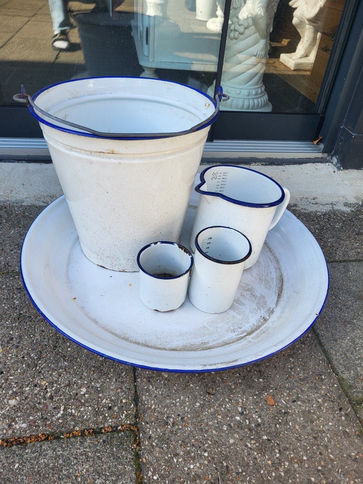 Vintage emaille set: schaal, emmer, maatbekers en kopjes, Antiek en Kunst, Ophalen
