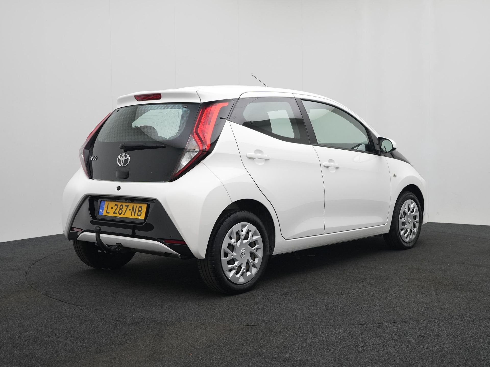 Toyota Aygo 1.0 VVT-i x-play | NL Auto | Dealer Onderhouden, Voorwielaandrijving, Stof, Gebruikt, Euro 6