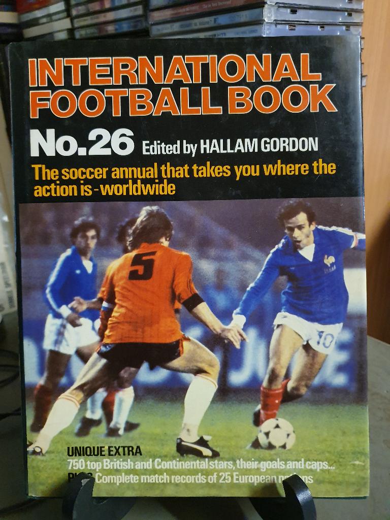 International Footballbook no.26 edited by Hallam Gordon, Ophalen, Balsport